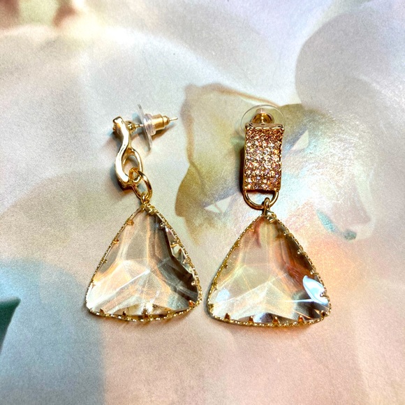 🌟 Clear Triangle Earrings - Picture 5 of 5